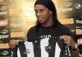 Ronaldinho firma con l`Atletico Mineiro