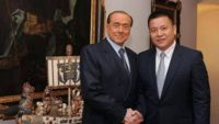 Finisce l’era Berlusconi. Adesso il Milan parla cinese.