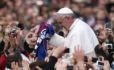 San Lorenzo, Papa Francesco mostra la maglia della squadra davanti alla folla